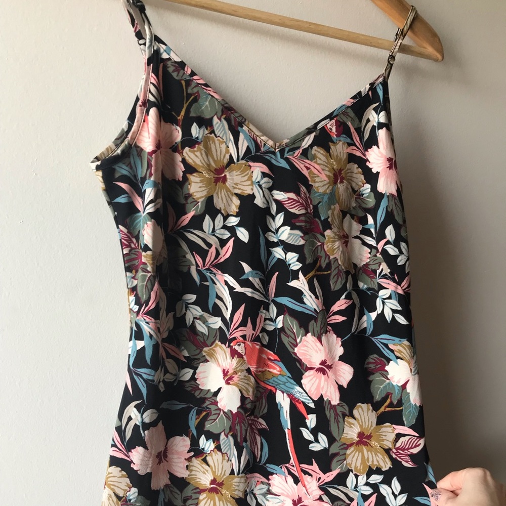 Bold printed maxi dress 🦜